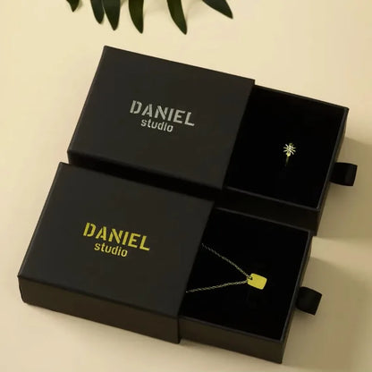 ✨ Eleganckie Personalizowane Pudełko na Biżuterię z Własnym Logo ✨
Wykwintne opakowanie premium z miękką gąbką i wysuwaną szufladką