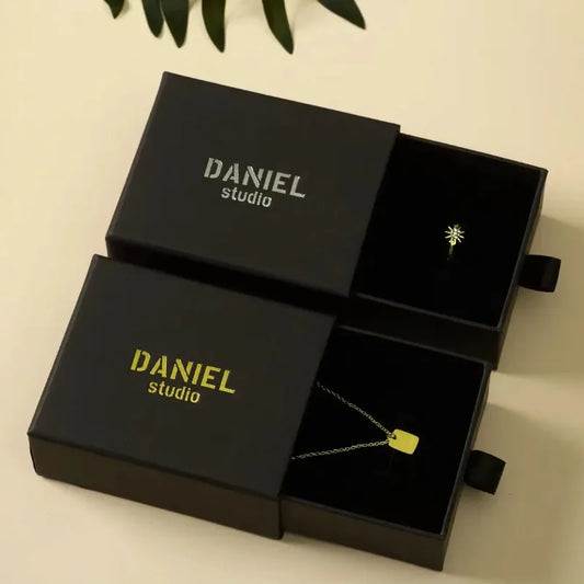 ✨ Eleganckie Personalizowane Pudełko na Biżuterię z Własnym Logo ✨
Wykwintne opakowanie premium z miękką gąbką i wysuwaną szufladką