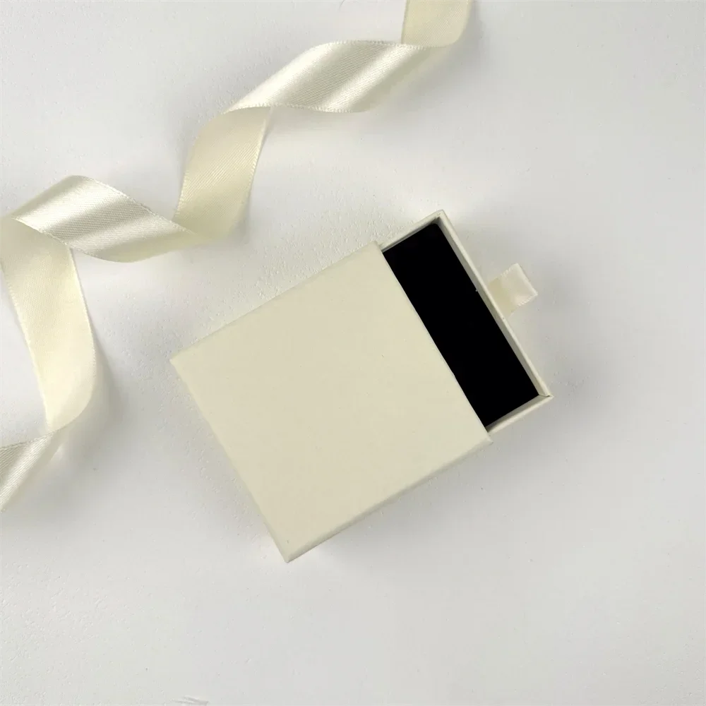 ✨ Eleganckie Personalizowane Pudełko na Biżuterię z Własnym Logo ✨
Wykwintne opakowanie premium z miękką gąbką i wysuwaną szufladką