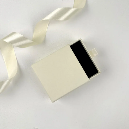 ✨ Eleganckie Personalizowane Pudełko na Biżuterię z Własnym Logo ✨
Wykwintne opakowanie premium z miękką gąbką i wysuwaną szufladką