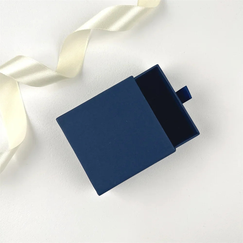 ✨ Eleganckie Personalizowane Pudełko na Biżuterię z Własnym Logo ✨
Wykwintne opakowanie premium z miękką gąbką i wysuwaną szufladką