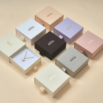 ✨ Eleganckie Personalizowane Pudełko na Biżuterię z Własnym Logo ✨
Wykwintne opakowanie premium z miękką gąbką i wysuwaną szufladką