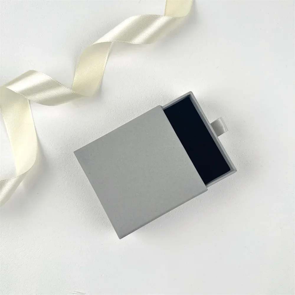 ✨ Eleganckie Personalizowane Pudełko na Biżuterię z Własnym Logo ✨
Wykwintne opakowanie premium z miękką gąbką i wysuwaną szufladką