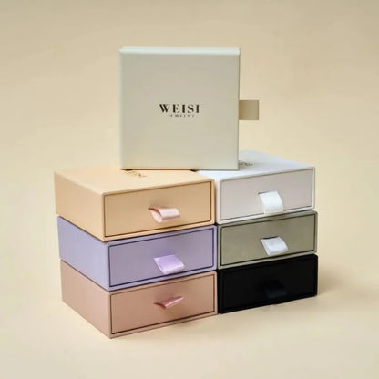 ✨ Eleganckie Personalizowane Pudełko na Biżuterię z Własnym Logo ✨
Wykwintne opakowanie premium z miękką gąbką i wysuwaną szufladką