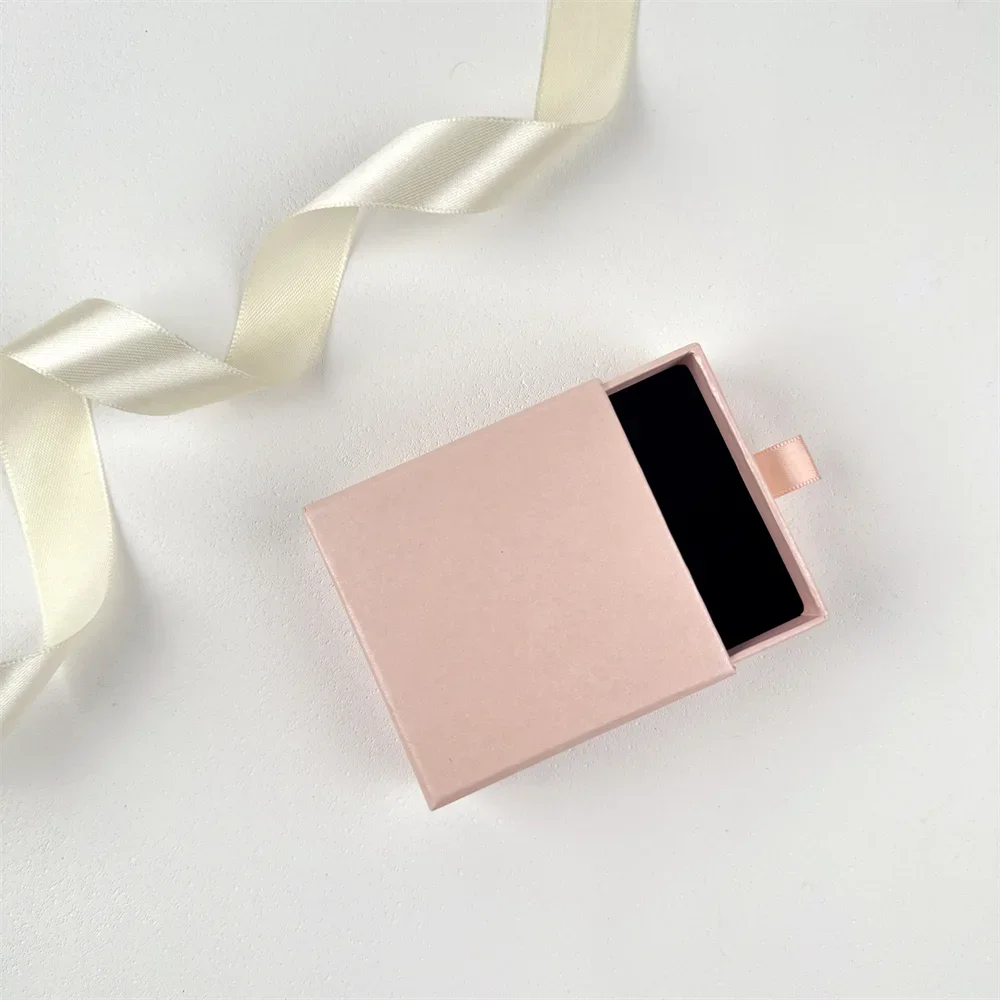 ✨ Eleganckie Personalizowane Pudełko na Biżuterię z Własnym Logo ✨
Wykwintne opakowanie premium z miękką gąbką i wysuwaną szufladką