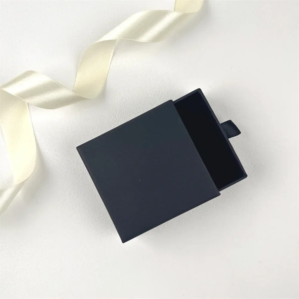 ✨ Eleganckie Personalizowane Pudełko na Biżuterię z Własnym Logo ✨
Wykwintne opakowanie premium z miękką gąbką i wysuwaną szufladką