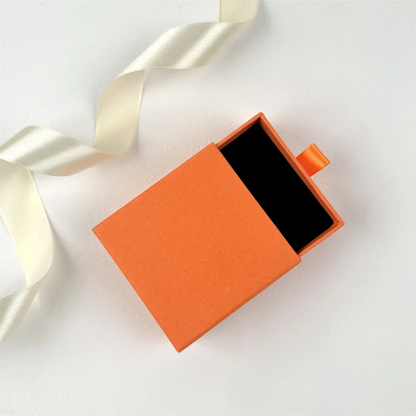✨ Eleganckie Personalizowane Pudełko na Biżuterię z Własnym Logo ✨
Wykwintne opakowanie premium z miękką gąbką i wysuwaną szufladką